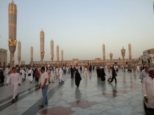 عصر همین روز عازم "زیارت دوره" شدیم برای دیدن مساجد تاریخی مدینه. مدینه منوره مسجدالنبی