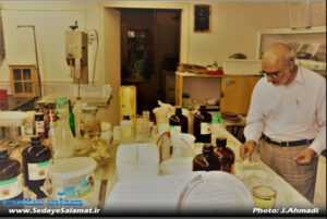 دکتر ابراهيم اسفندياري در آزمايشگاه