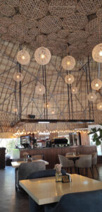 کافی شاپ کاریز با طراحی جذاب و نمایی از داخل آن