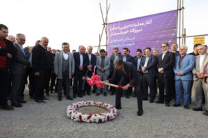 جمالی نژاد استاندار اصفهان در حال کلنگ زنی نیروگاه شهرضا