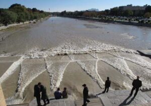 خروجی آب از پل خواجو خروشان و پر صدا 6