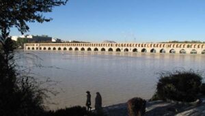 دورنمای سی و سه پل اصفهان آب روان جلا دهنده روح و جان 1