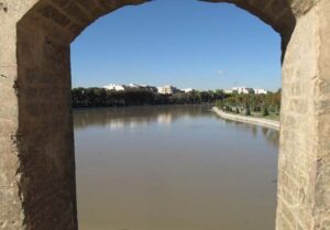 قاب ورودی آب به پل خواجو آرام و بی صدا 5